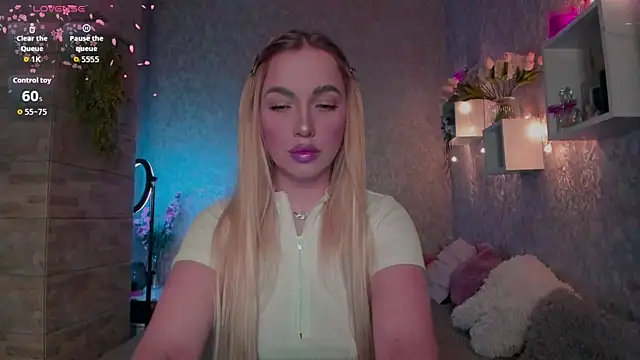 Snapshot of Mika_Rayy chatting on December 15, 2025, 9:42 pm Mika Rayy online show from December 15, 2025, 9:42 pm