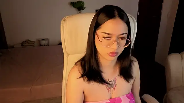 Renaxi Smith online show from October 17, 2025, 7:48 pm