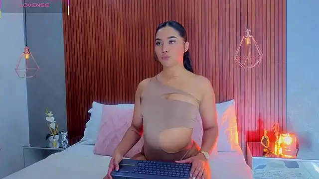 CharlotteGraay online show from April 22, 2026, 7:42 pm
