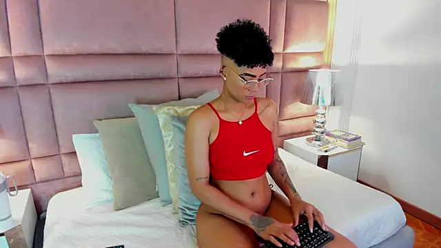 Snapshot of LuciaWallace chatting on October 6, 2025, 10:32 pm LuciaWallace online show from October 6, 2025, 10:32 pm