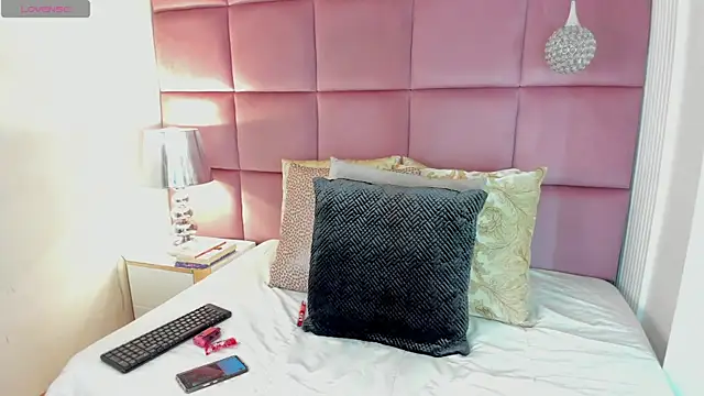 Snapshot of LuciaWallace chatting on October 19, 2025, 12:35 am LuciaWallace online show from October 19, 2025, 12:35 am