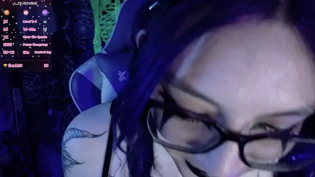 Kimlennox  online show from April 6, 2026, 1:45 pm