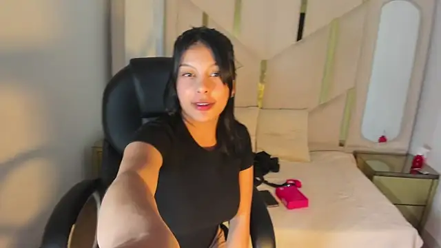 Salmaportman69 online show from March 12, 2026, 9:30 pm