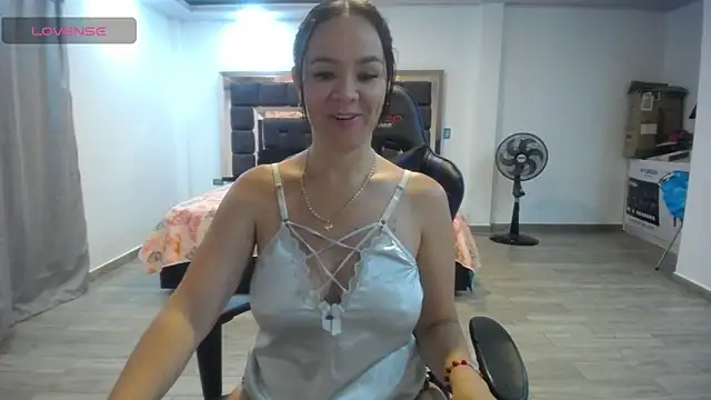 Snapshot of Francheskasmile chatting on May 22, 2026, 5:27 am Francheskasmile online show from May 22, 2026, 5:27 am