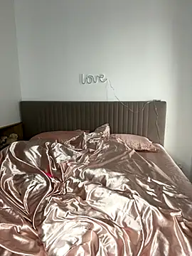 anna elfi online show from October 18, 2025, 10:17 am