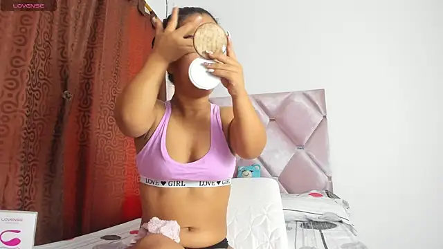 Snapshot of AnieRey chatting on November 29, 2025, 4:18 pm AnieRey online show from November 29, 2025, 4:18 pm