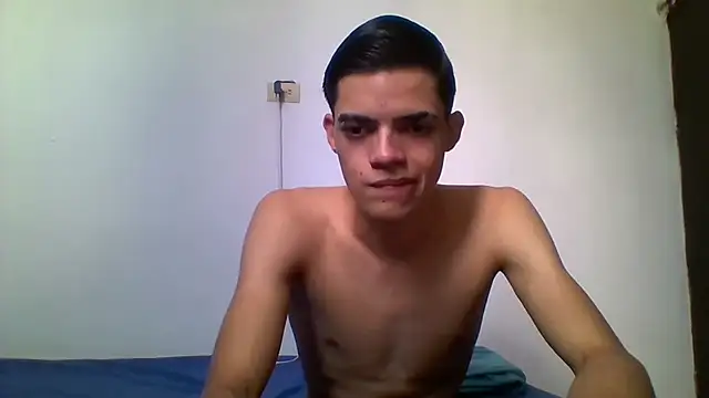 Snapshot of Latinos_2001 chatting on June 11, 2026, 2:25 pm Latinos 2001 online show from June 11, 2026, 2:25 pm