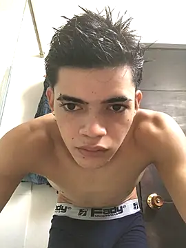 Snapshot of Latinos_2001 chatting on October 28, 2025, 1:43 pm Latinos 2001 online show from October 28, 2025, 1:43 pm