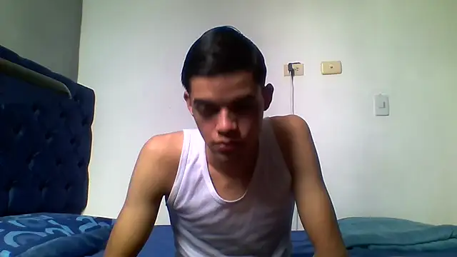 Snapshot of Latinos_2001 chatting on June 7, 2026, 2:22 pm Latinos 2001 online show from June 7, 2026, 2:22 pm
