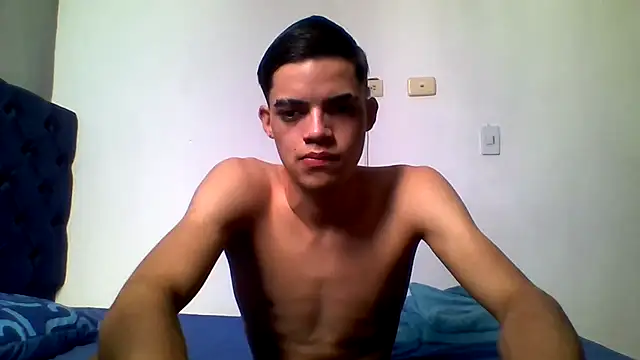 Snapshot of Latinos_2001 chatting on June 15, 2026, 7:24 pm Latinos 2001 online show from June 15, 2026, 7:24 pm