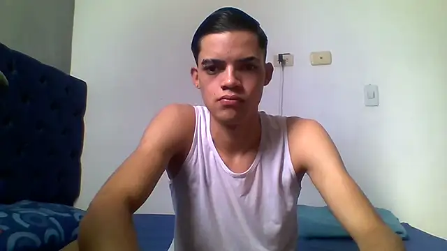 Snapshot of Latinos_2001 chatting on June 17, 2026, 1:32 pm Latinos 2001 online show from June 17, 2026, 1:32 pm