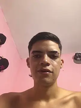 Snapshot of Latinos_2001 chatting on December 5, 2025, 2:43 am Latinos 2001 online show from December 5, 2025, 2:43 am