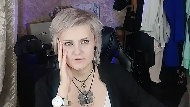 EvaBrownie online show from February 18, 2025, 4:25 pm