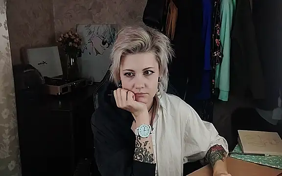 EvaBrownie online show from March 13, 2025, 9:10 am