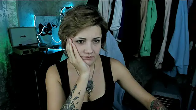 EvaBrownie online show from September 18, 2025, 5:27 pm