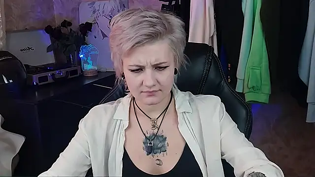 EvaBrownie online show from February 4, 2025, 11:38 am