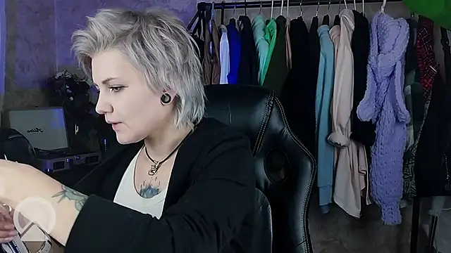 EvaBrownie online show from January 28, 2025, 3:35 pm