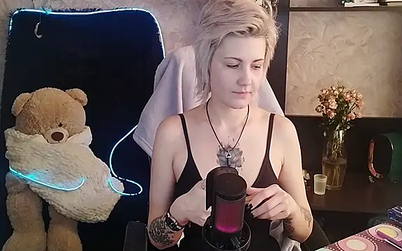 EvaBrownie online show from March 18, 2025, 8:06 am