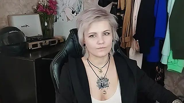 EvaBrownie online show from February 19, 2025, 1:39 pm