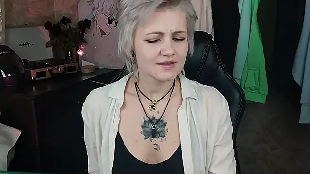 EvaBrownie online show from February 4, 2025, 2:43 pm