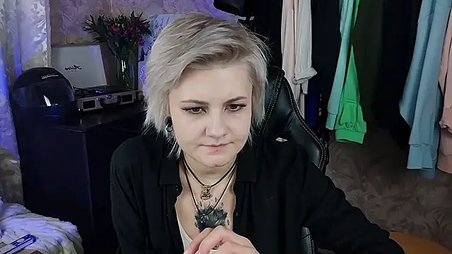 EvaBrownie online show from February 5, 2025, 1:00 pm