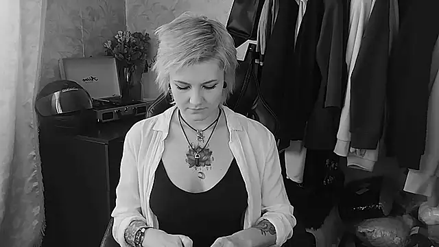 EvaBrownie online show from February 18, 2025, 8:27 am