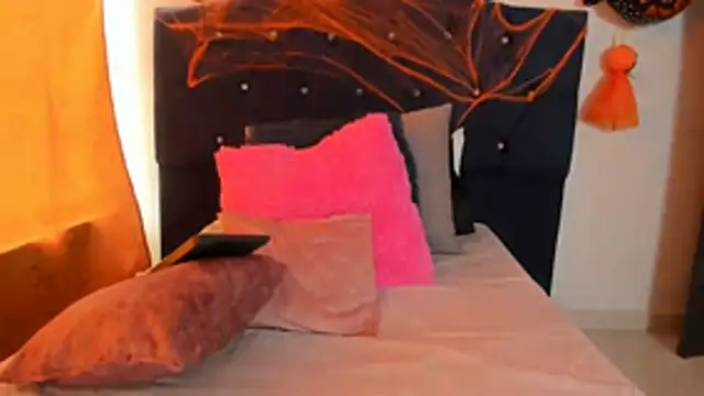 Snapshot of thamara226 chatting on October 18, 2025, 2:52 pm thamara226 online show from October 18, 2025, 2:52 pm