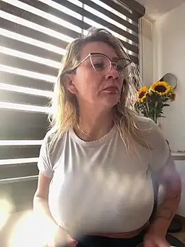 AtheneaRusell online show from December 19, 2025, 7:16 pm