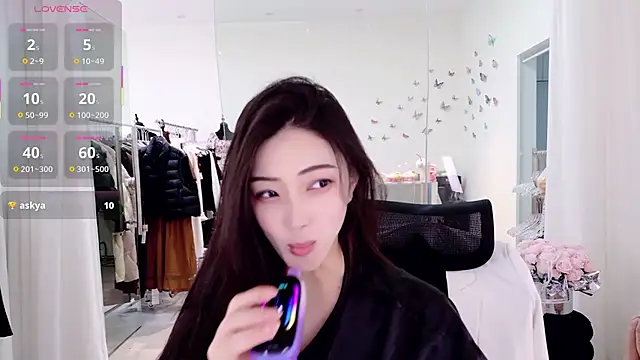 miaomiao-777 online show from May 5, 2026, 11:19 pm