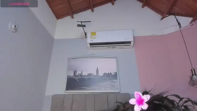 Snapshot of janna_lopez_ chatting on November 19, 2025, 11:10 am janna lopez online show from November 19, 2025, 11:10 am