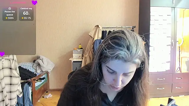 Snapshot of _Roselina_ chatting on May 6, 2026, 5:17 pm Roselina online show from May 6, 2026, 5:17 pm
