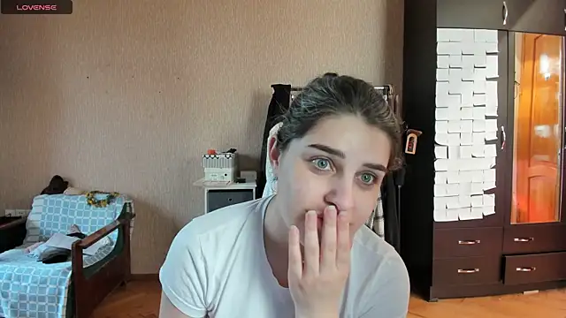 Snapshot of _Roselina_ chatting on May 19, 2026, 1:51 pm Roselina online show from May 19, 2026, 1:51 pm