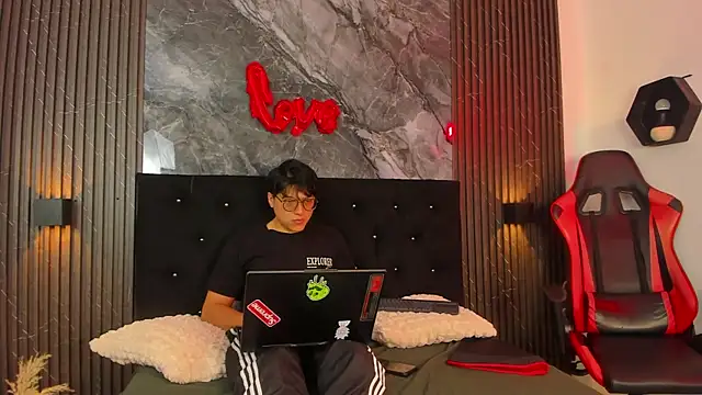 vanilla hot online show from February 21, 2025, 1:55 pm
