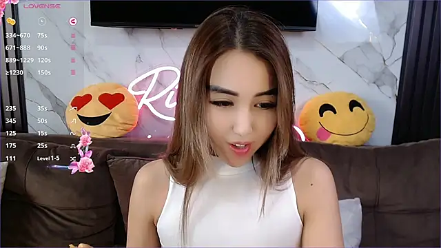 lilulileee online show from February 12, 2025, 8:38 am