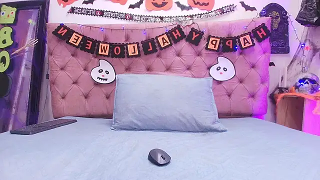 Snapshot of Auroraa_miller chatting on October 24, 2025, 11:53 am Auroraa miller online show from October 24, 2025, 11:53 am