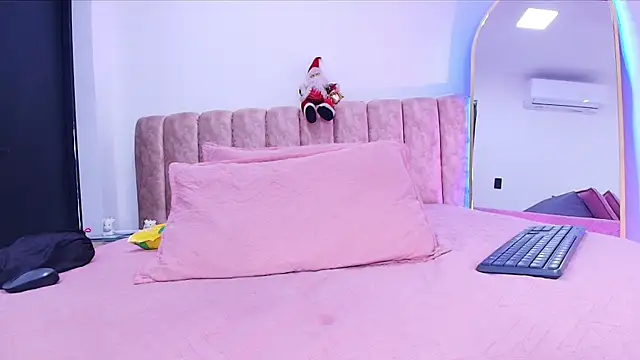 Auroraa miller online show from December 21, 2025, 12:29 pm