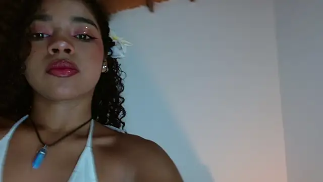 lucie petite online show from February 13, 2025, 6:26 pm