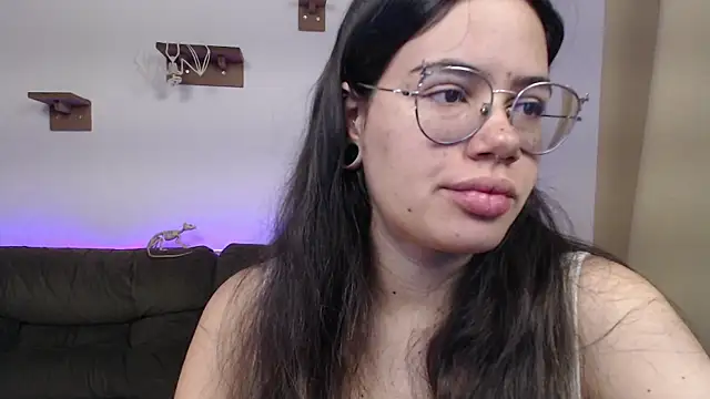 Snapshot of crystalll_room chatting on October 28, 2025, 6:01 am crystalll room online show from October 28, 2025, 6:01 am