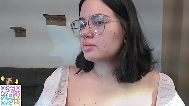 crystalll room online show from June 8, 2026, 2:01 am
