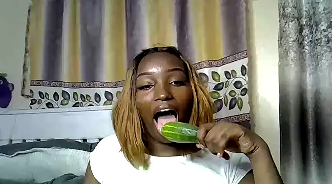 Vprettieeer online show from February 3, 2025, 9:39 pm