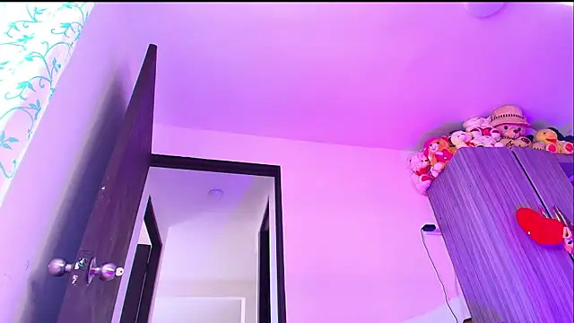 MiaFlamesxxx online show from June 5, 2026, 8:25 pm