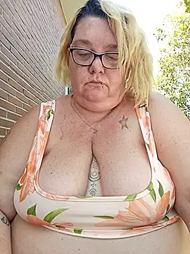 Snapshot of diosacurvy1984 chatting on July 10, 2026, 4:18 pm diosacurvy1984 online show from July 10, 2026, 4:18 pm