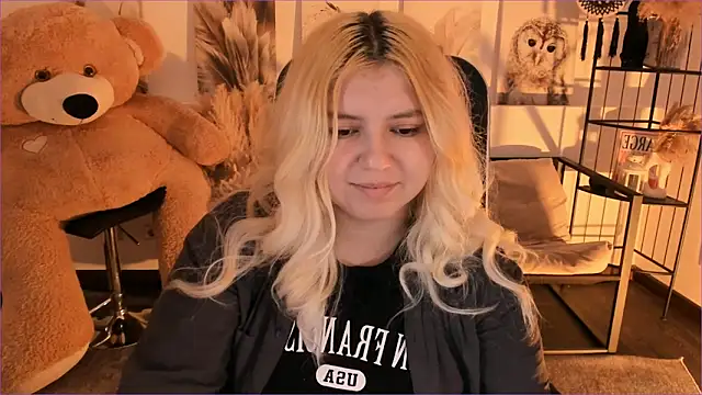 DiaAngell online show from December 18, 2025, 7:29 pm