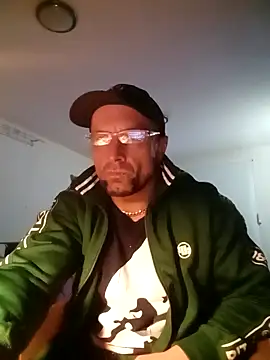 Snapshot of bobbuilder77pl chatting on February 4, 2025, 9:20 pm bobbuilder77pl online show from February 4, 2025, 9:20 pm