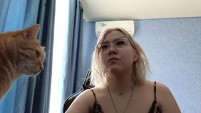Snapshot of HotBrandyX chatting on April 27, 2026, 4:10 am HotBrandyX online show from April 27, 2026, 4:10 am