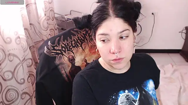 Snapshot of sharonnleon chatting on May 27, 2026, 1:40 pm sharonnleon online show from May 27, 2026, 1:40 pm