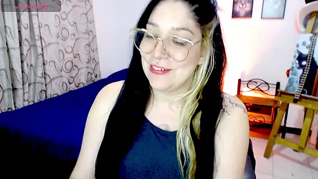 sharonnleon online show from November 28, 2025, 3:17 am