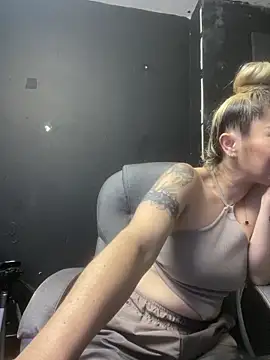 viktoria davis  online show from April 21, 2026, 11:44 pm