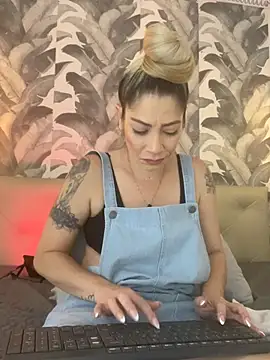 viktoria davis  online show from April 21, 2026, 1:42 am