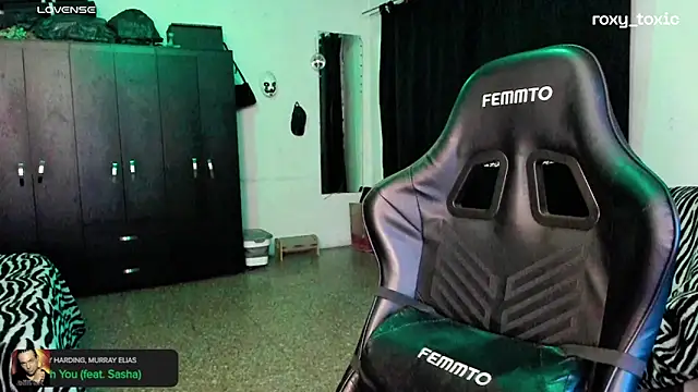 Snapshot of roxy_toxic chatting on October 11, 2025, 1:39 am roxy toxic online show from October 11, 2025, 1:39 am